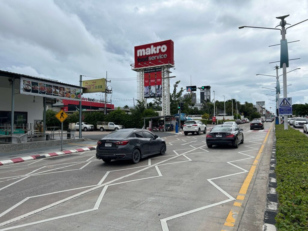 Exterior view of the Makro Food Service supermarket on North Pattaya Road, conveniently located across from the bus terminal