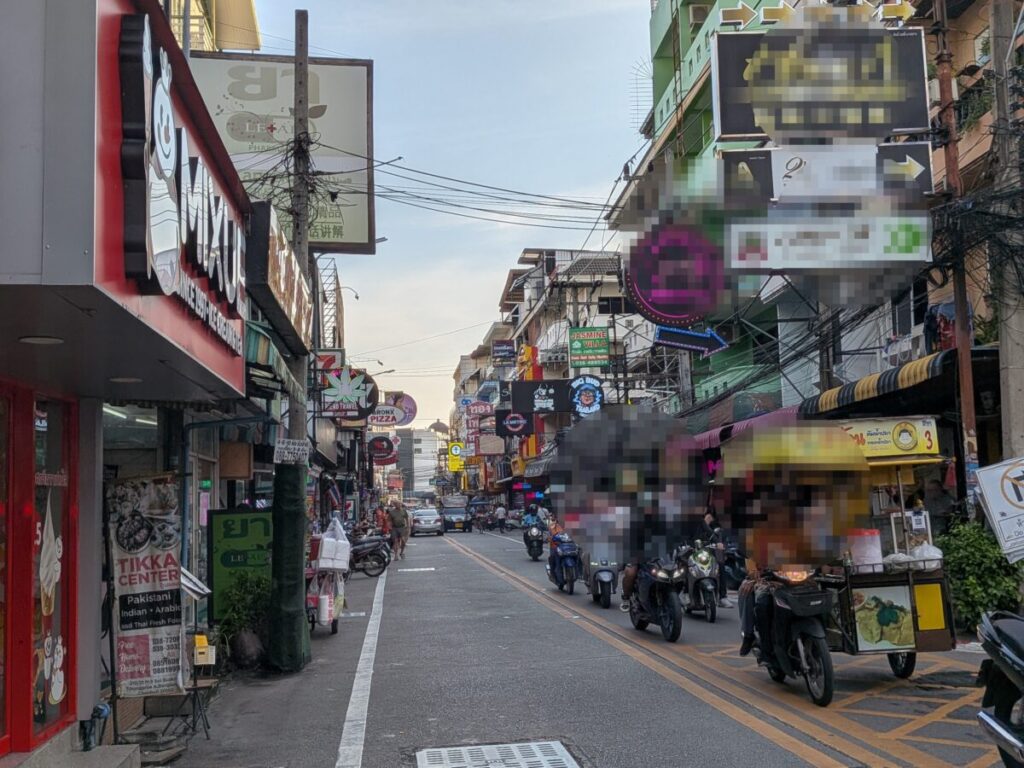 Bag snatching risk in crowded Pattaya areas