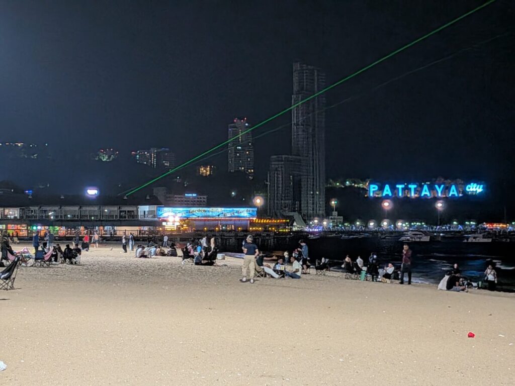 Belongings left at the beach theft warning