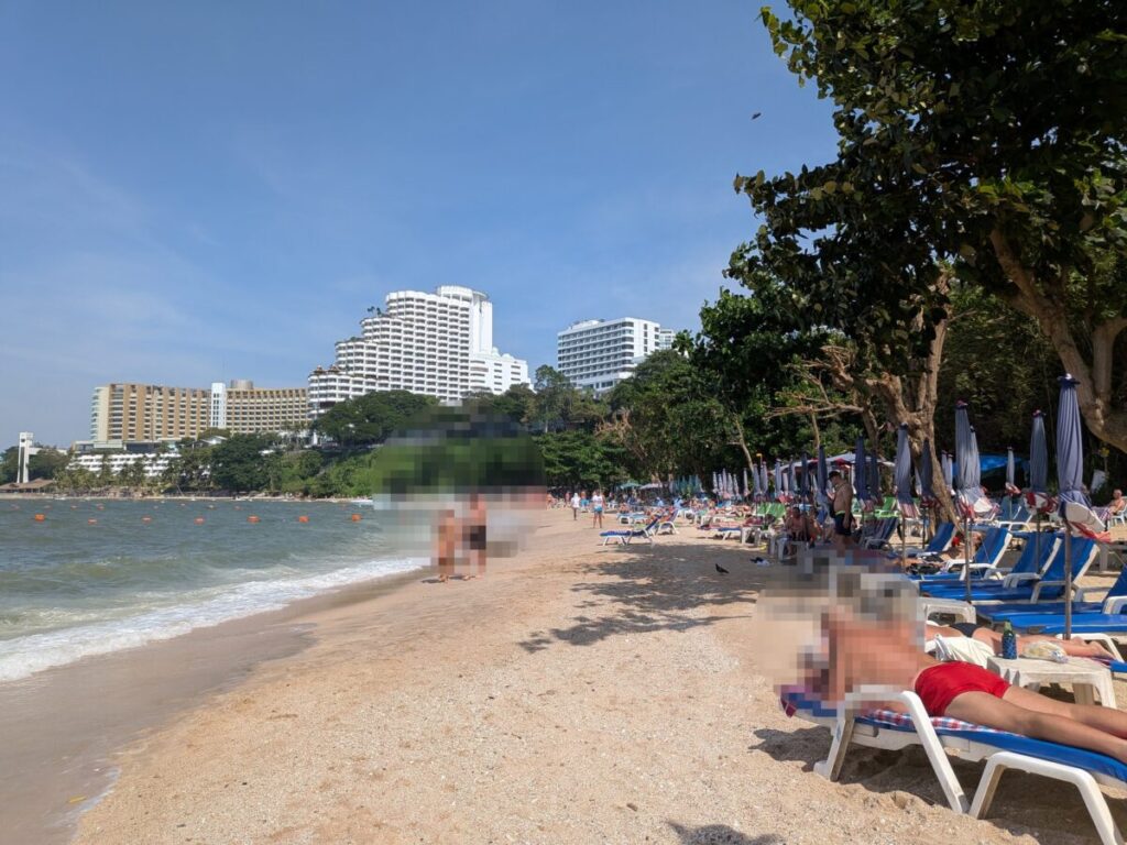 Cosy Beach Pattaya with sunbeds and seafront hotels