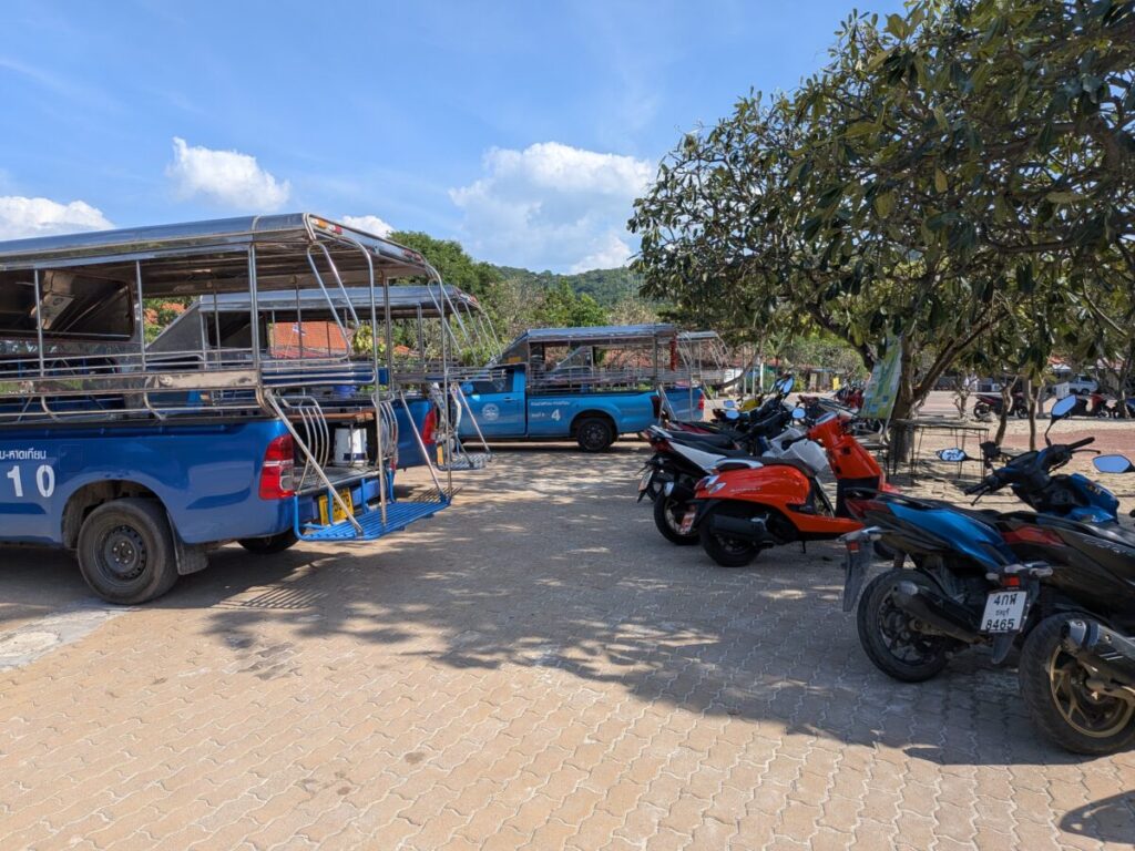 Songthaew standby area behind Samae Beach Koh Larn