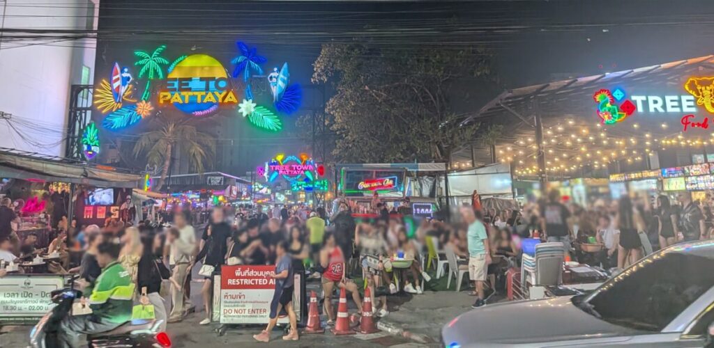 Crowded nightlife street in Pattaya where visitors should watch for pickpocketing