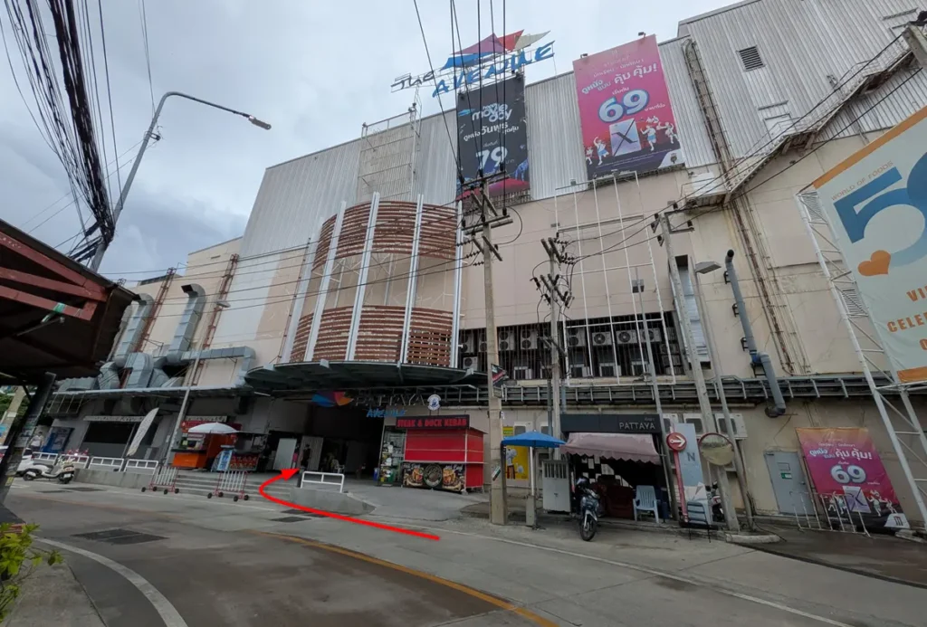 Back access point of Pattaya Avenue on the opposite side of Second Road, along the Avenue Walkthrough route.