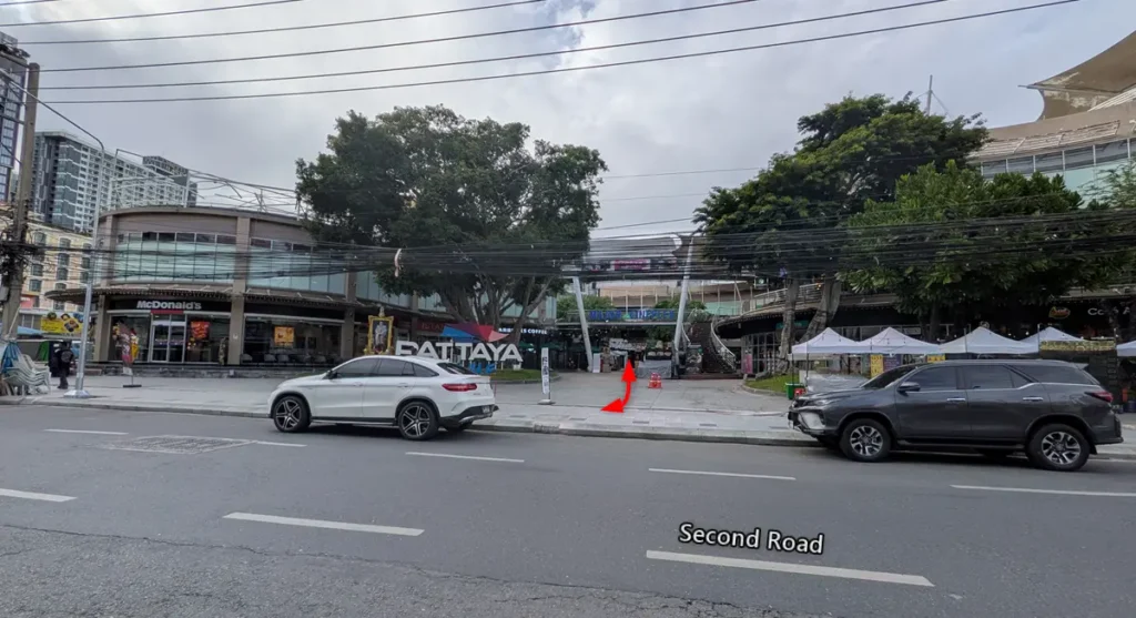 Second Road side access point of the Pattaya Avenue Walkthrough route.
