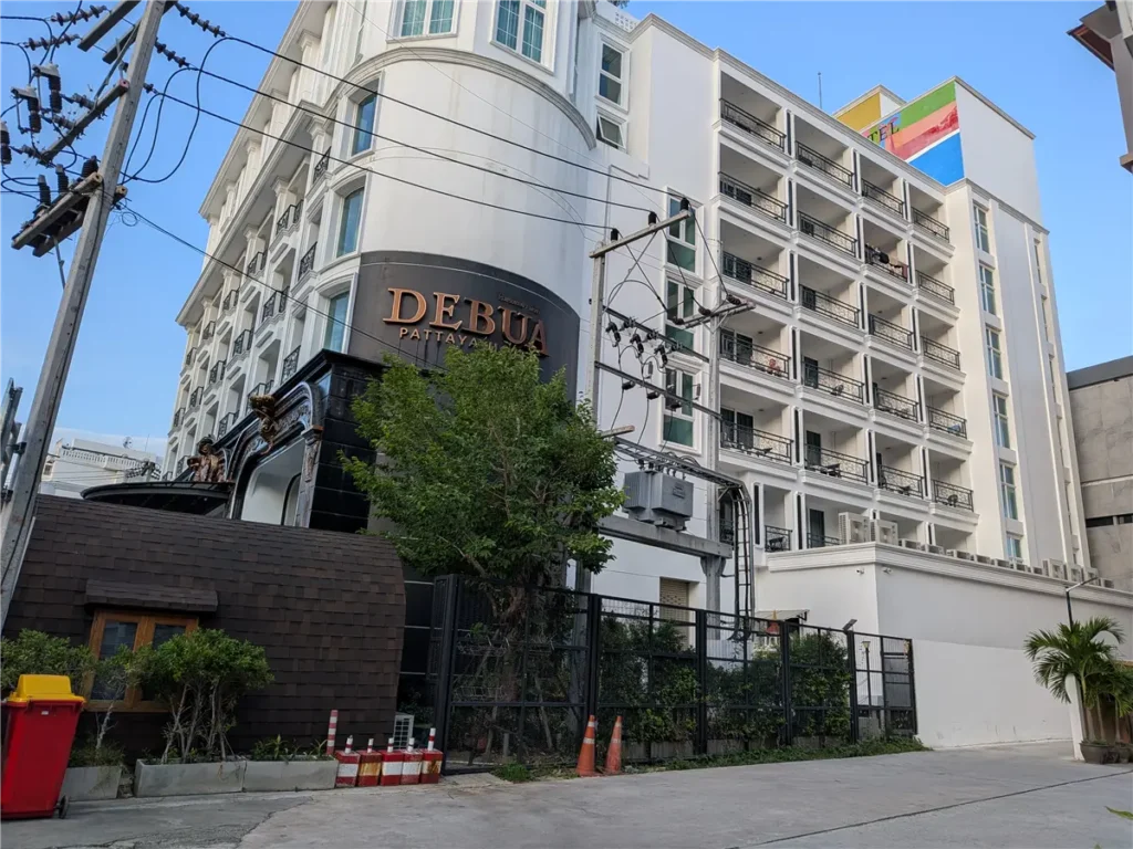 DeBua Hotel Pattaya exterior on Soi Buakhao