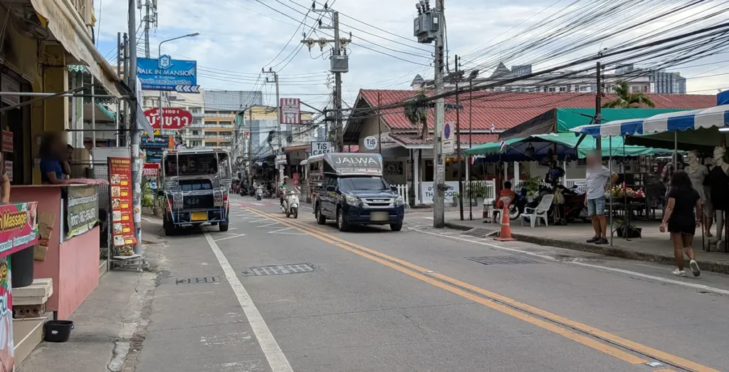 Songthaews running in both directions along Soi Buakhao Pattaya
